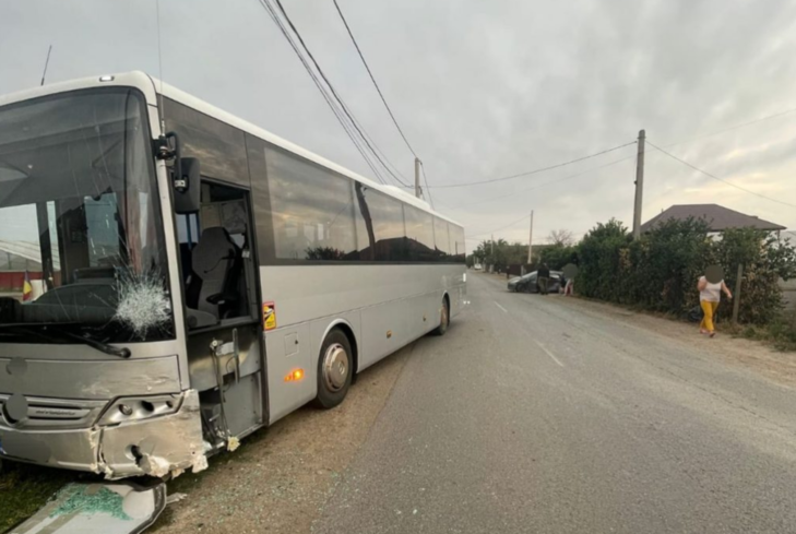  Un autobuz școlar cu 50 de elevi la bord fost implicat într-un accident în această dimineață
