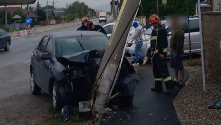  Un șofer a fost rănit după ce autoturismul său a lovit un stâlp de electricitate