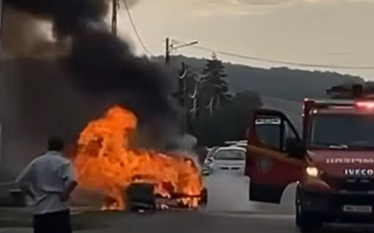  Un autoturism a fost distrus in urma unui incendiu produs in această dimineață