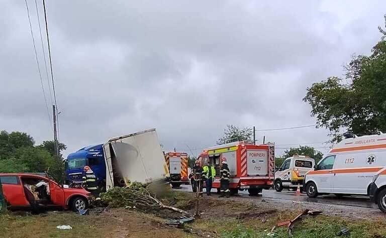  Tragedie in aceasta dupa-amiaza: o persoana si-a pierdut viata si 2 au ajuns la spital in urma unui grav accident rutier