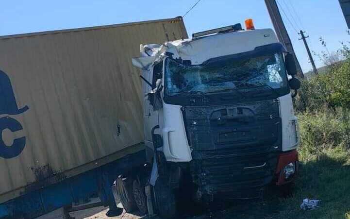  Un sofer a fost grav ranit dupa ce autocamionul pe care il conducea a intrat intr-un cap de pod