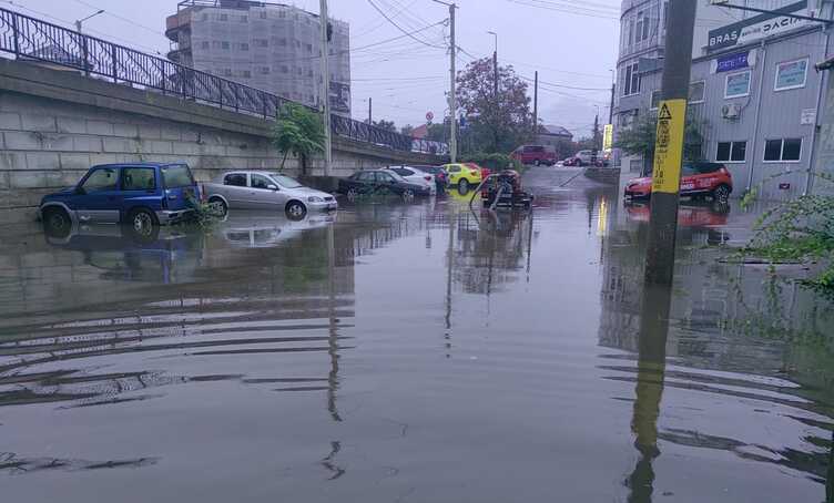  Mai multe case şi subsoluri de bloc din Iaşi sunt inundate luni dimineaţa, după ploile din ultimele ore