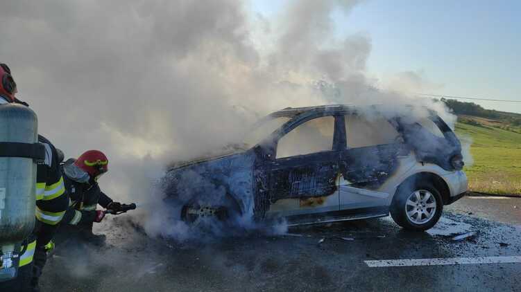 Un automobil a fost distrus de flăcări în acesta dupa-amiaza