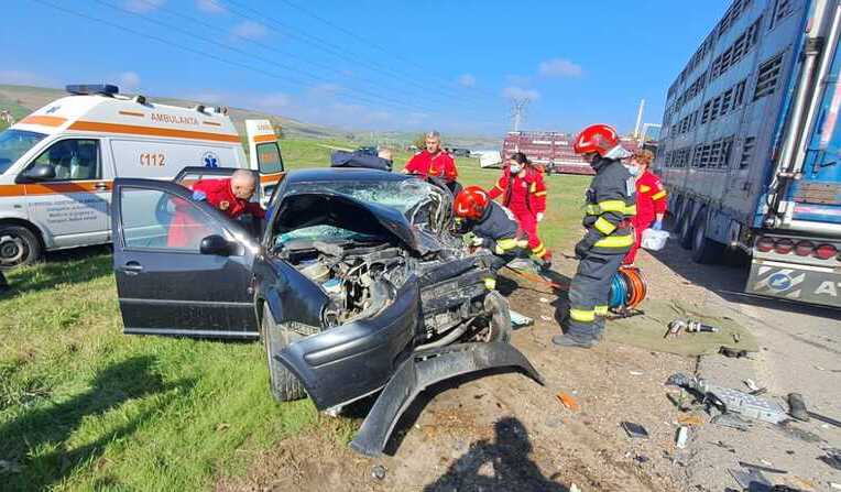  Accident rutier grav pe soseaua Iasi-Vaslui: Doua persoane au ajuns la spital