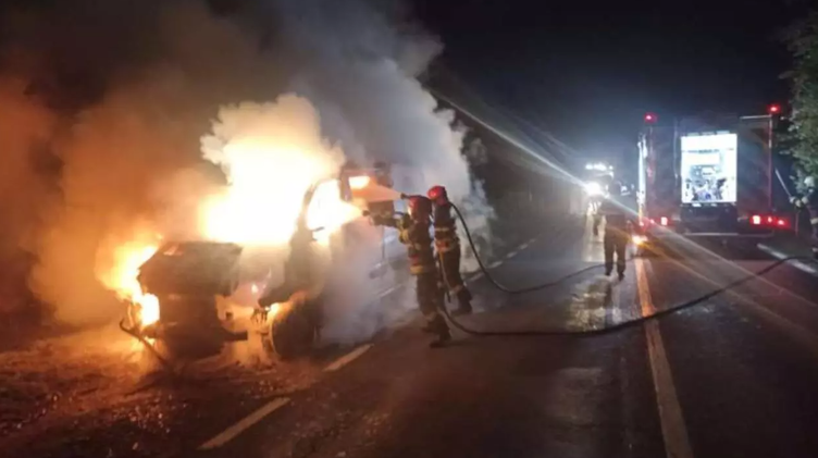  Un vehicul a fost distrus de flăcări in urma unui scurtcircuit