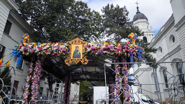  Tradiție respectata si anul această: O familie din Bucuresti impodobeste de 21 de ani baldachinul Sfintei Parascheva