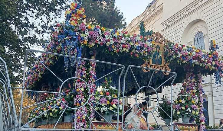  Aproape 20.000 de oameni s-au închinat la racla cu moastele Sfintei Parascheva pana in aceasta dimineata