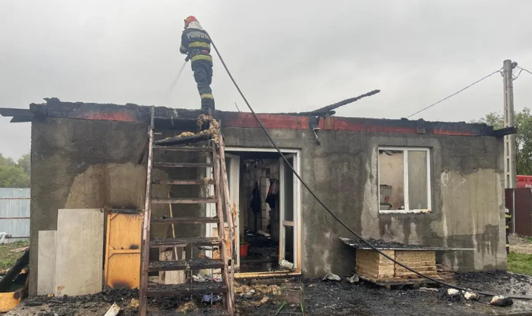  Flăcările nu iartă: O locuinta a fost distrusa de un incendiu produs din cauza unui scurtciruit
