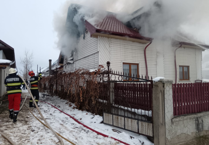  O femeie de 81 de ani a ajuns la spital în urma unui incendiu produs în această după-amiază