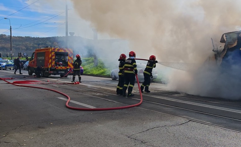  Iasi: Incendiu izbucnit la o autoutilitara datorita unui scurtcircuit la instalatia electrica