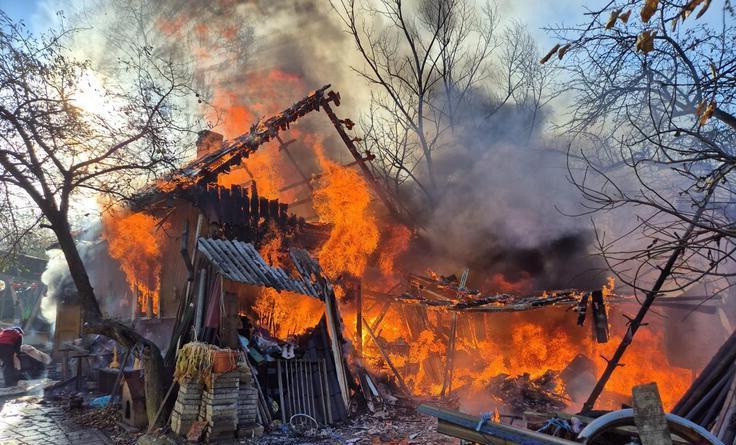  Sapte autospeciala de pompieri au intervenit pentru stingerea unui incendiu izbucnit in aceasta dupa-amiaza