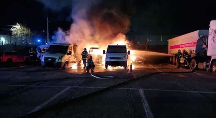  Incendiu devastator in aceasta seara: 6 autoturisme parcate in curtea unei firme au luat foc la Sibiu