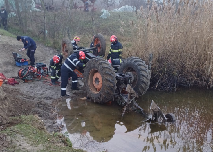  Tragedie la Golăești: un bărbat a murit după ce s-a răsturnat cu tractorul