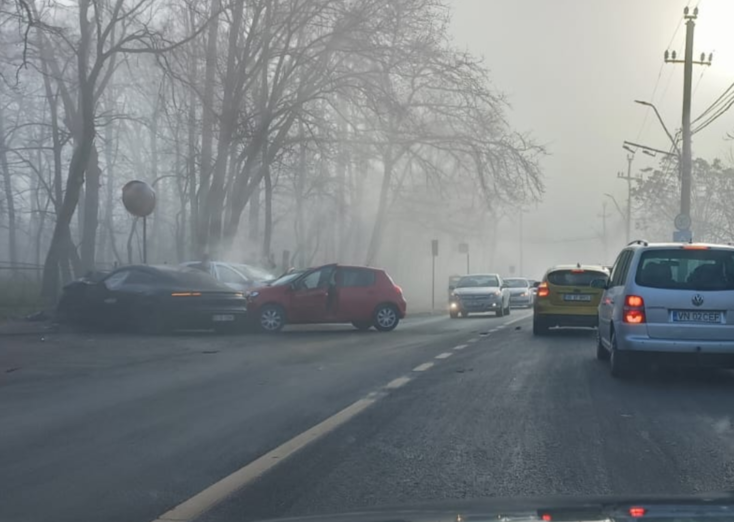  Accident pe Aleea Sadoveanu din Iași:Trei persoane au rămas încarcerate