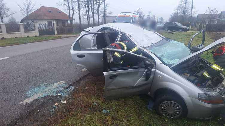  Doua persoane au ajuns la spital dupa ce masina in care se aflau s-a rasturnat in afara partii carosabile