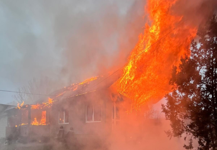  Incendiu devastator la Pădureni: O locuință a ars in totalitate și o femeie de 63 de ani a ajuns la spital