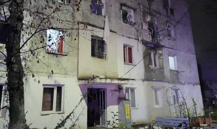  Explozie la etajul II al unui bloc de locuințe: un barbat a fost prins sub daramaturi si 37 de persoane au fost evacuate