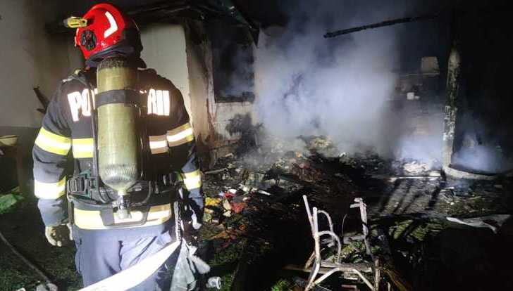  Un bărbat de 64 de ani a fost găsit decedat în urma unui incendiu