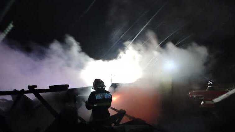  Incendiu devastator provocat de un cos de fum: Două case distruse, patru persoane evacuate
