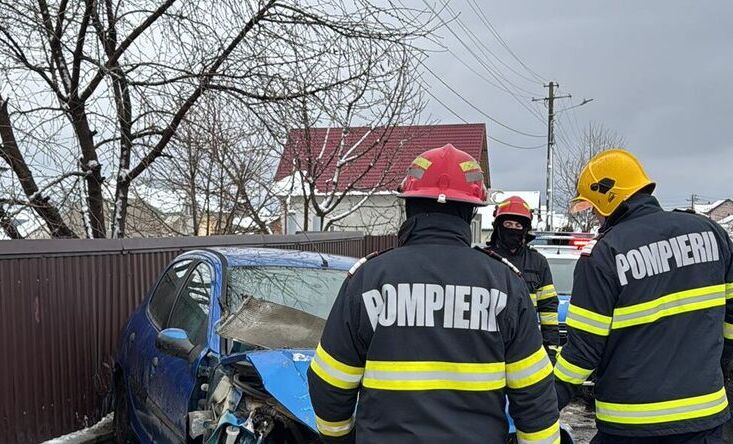  Un tanar de 20 de ani a ajuns la spital dupa ce masina pe care o conducea a intrat intr-un gard