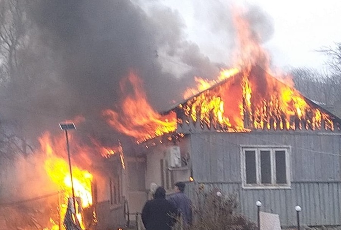  Ajunul Crăciunului marcat de tragedie: O bătrână de 80 de ani a rămas fără casă în urma unui incendiu