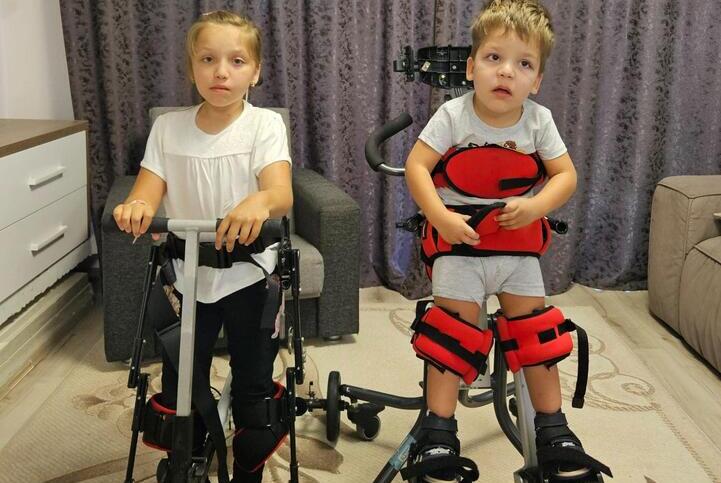  Dani Cek, polițistul care a unit comunitatea pentru salvarea celui mai greu caz medical din România, luptă acum pentru ca alți doi frățiori să aibă o șansă la o viață normală