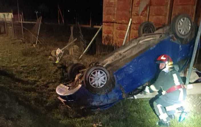  Doi copii au fost duși la spital după ce mașina in care se aflau s-a răsturnat