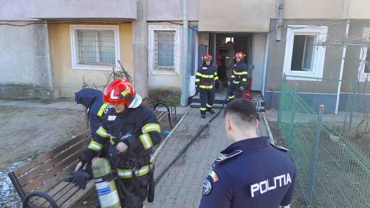  Incendiu la un bloc de locuințe din comuna Ruginoasa