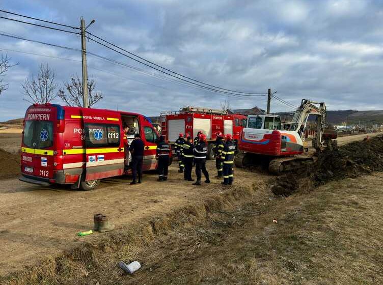  Prisecani: pompierii au salvat un bărbat de 51 de ani prins sub un mal de pământ