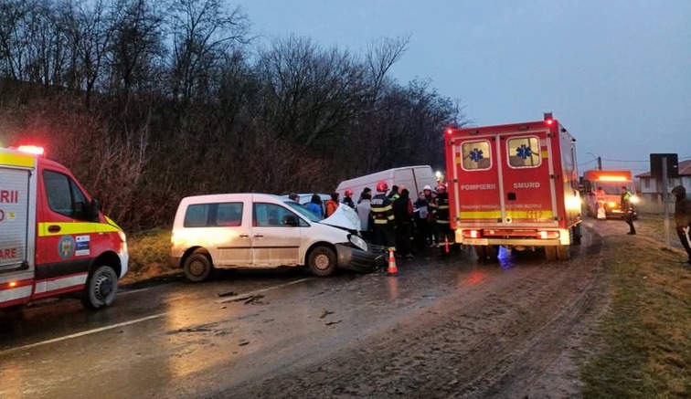  Accident grav în Carniceni: Două persoane rănite în coliziune între autoturisme și dubă