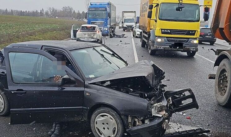 Accident pe „drumul mortii” E85: Trei autoturisme și un camion implicate într-un incident