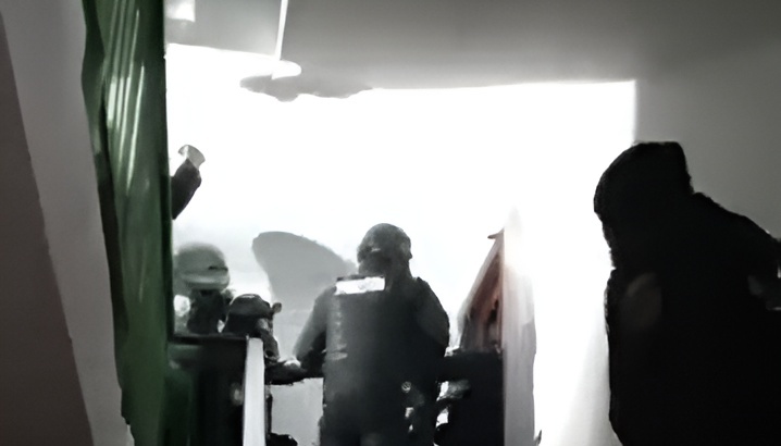  Cazul șocant: Familie evacuata cu mascatii dupa ce timp de 20 de ani nu a părăsit apartamentul in care locuia