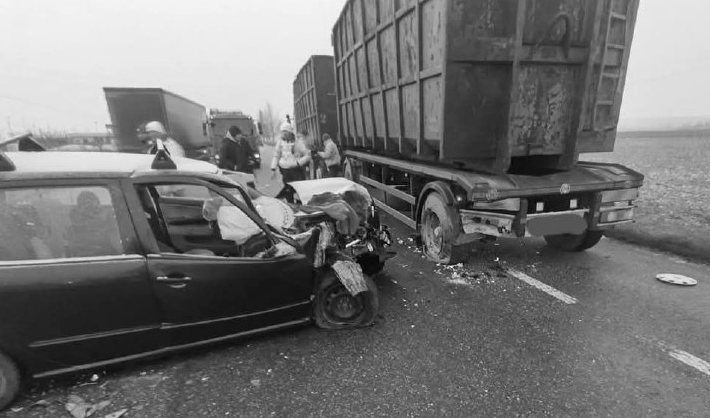  Coliziune pe „soseaua mortii” E85 in aceasta dimineata: un autotren și un autoturism au fost implicate într-un accident