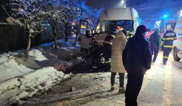  Douăsprezece persoane au ajuns la spital în urma unui grav accident rutier