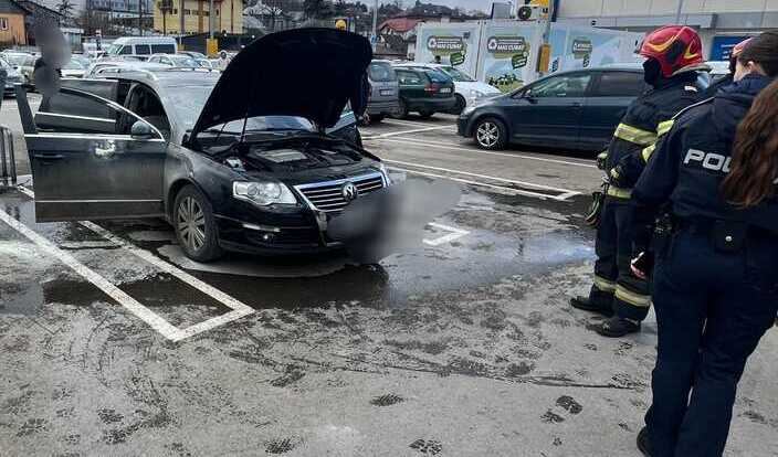  Un vehicul a fost cuprins de flăcări in parcarea unui supermarket