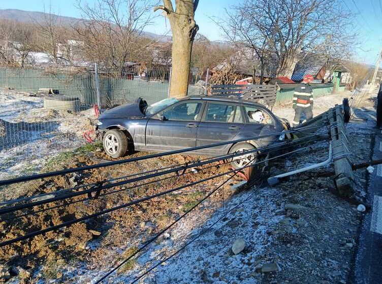  O persoană a fost rănită după ce un autoturism a intrat într-un stâlp