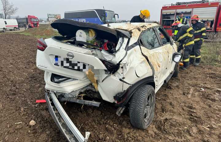  Pascani: Un barbat a fost ranit dupa ce a intrat cu masina intr-un cap de pod