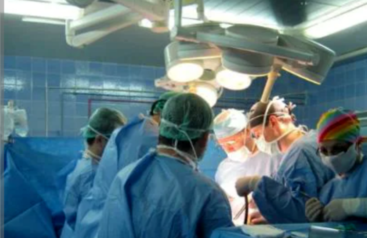  Transplant impresionant la Iași: a primit câte un rinichi de la ambii părinți