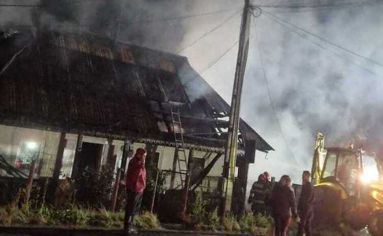  Incendiu provocat intenționat: un bătrân de 89 de ani a murit carbonizat în propria casă