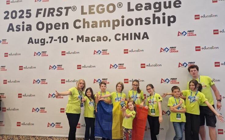  Iașiul scrie istorie în robotică! Elevii de la CaroLIIS, campioni mondiali pentru al doilea an consecutiv