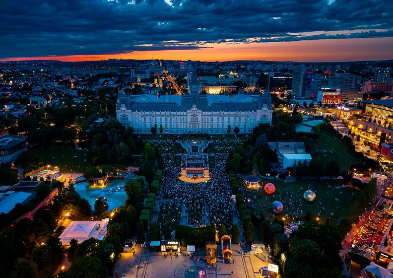 Compania ieşeană IULIUS celebrează 25 de ani de activitate cu un spectacol aniversar Multisenzorial, în grădina Palas