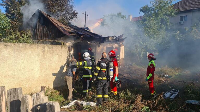  O secundă de neatenție, o viață pierdută: o femeie de 60 de ani a ars de vie în propria casă