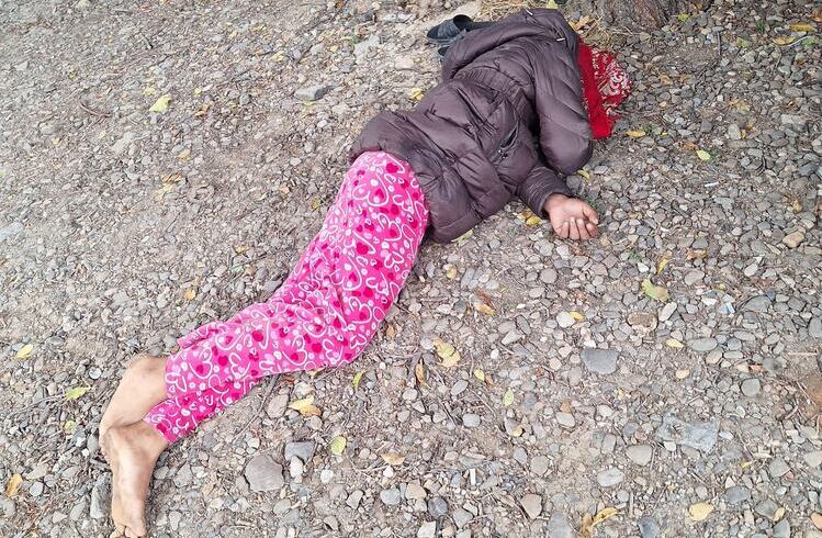  Scene șocante în fața Catedralei din Iași: două persoane au fost gasite intoxicate cu alcool și etnobotanice