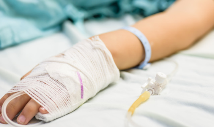 O elevă de 13 ani din Iași, salvată în ultima clipă după ce a consumat substanțe interzise la școală