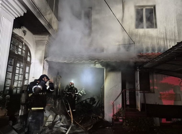  Incendiu devastator în Iași! Motociclete distruse și acoperișul casei în flăcări