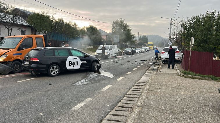  Accident grav în comuna Miroslava! Două persoane rănite, trafic blocat complet