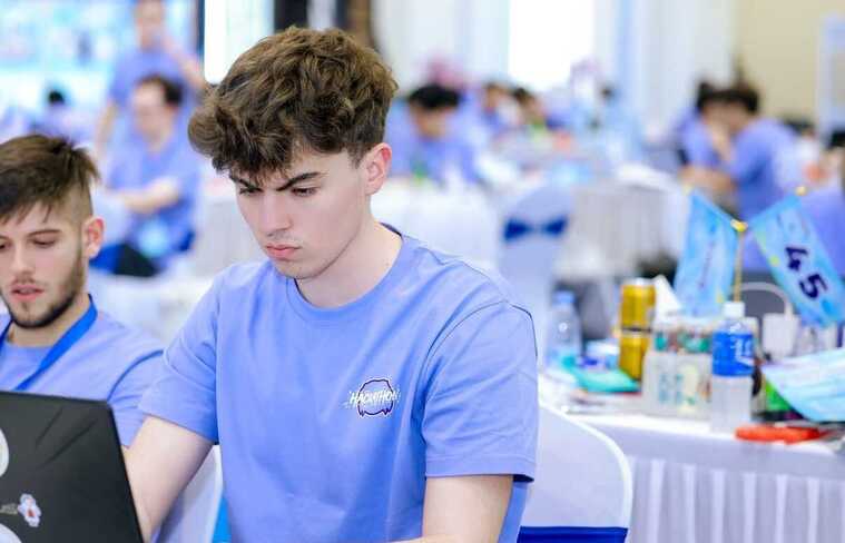 Ieșeanul Alin-Gabriel Raileanu, laureat la Huawei Hackathon 2025 în China.