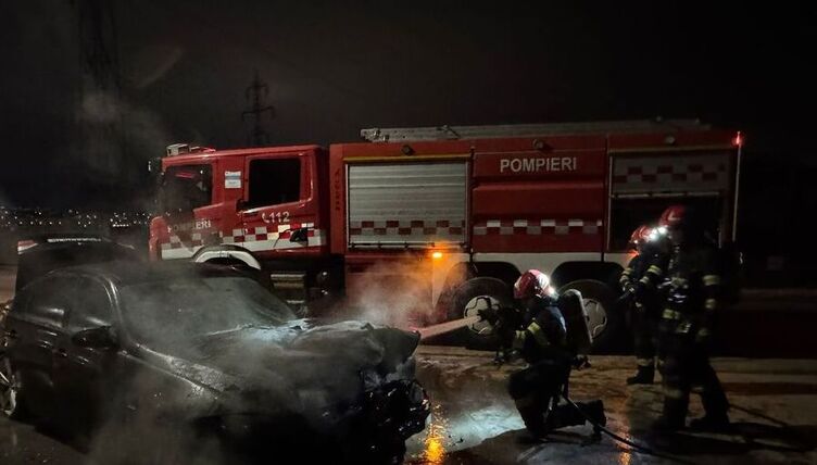  Autoturism distrus in urma unui incendiu seara trecuta în localitatea Uricani