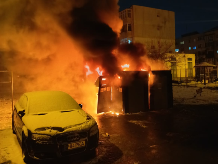 Flăcări în plin cartier din Iași: Incendiu violent la un punct de colectare a deșeurilor