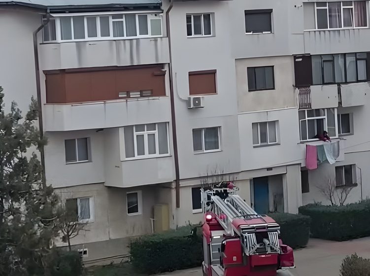  Bucăți din acoperișul unui bloc, gata să cadă peste trecători în Tomești